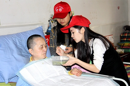 重阳节成都200名志愿者为百岁老人生日送上祝