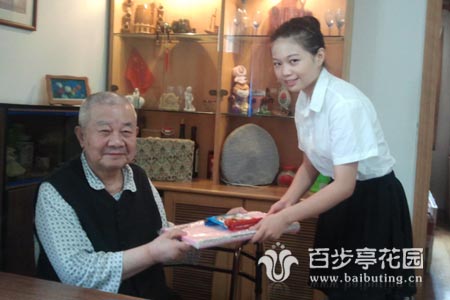 百步亭社区居家养老信息服务中心工作人员罗念对老人进行回访.jpg