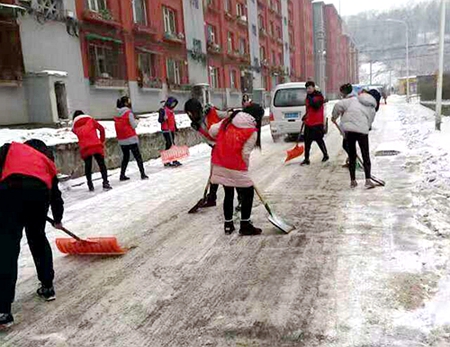 吉林:社区携手大学生志愿者清理积雪-关爱自然