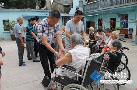 [党员]镇江红光社区党员志愿者开展助老服务-党