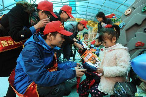 [青年]操石杰青年志愿服务队把雷锋精神播撒四